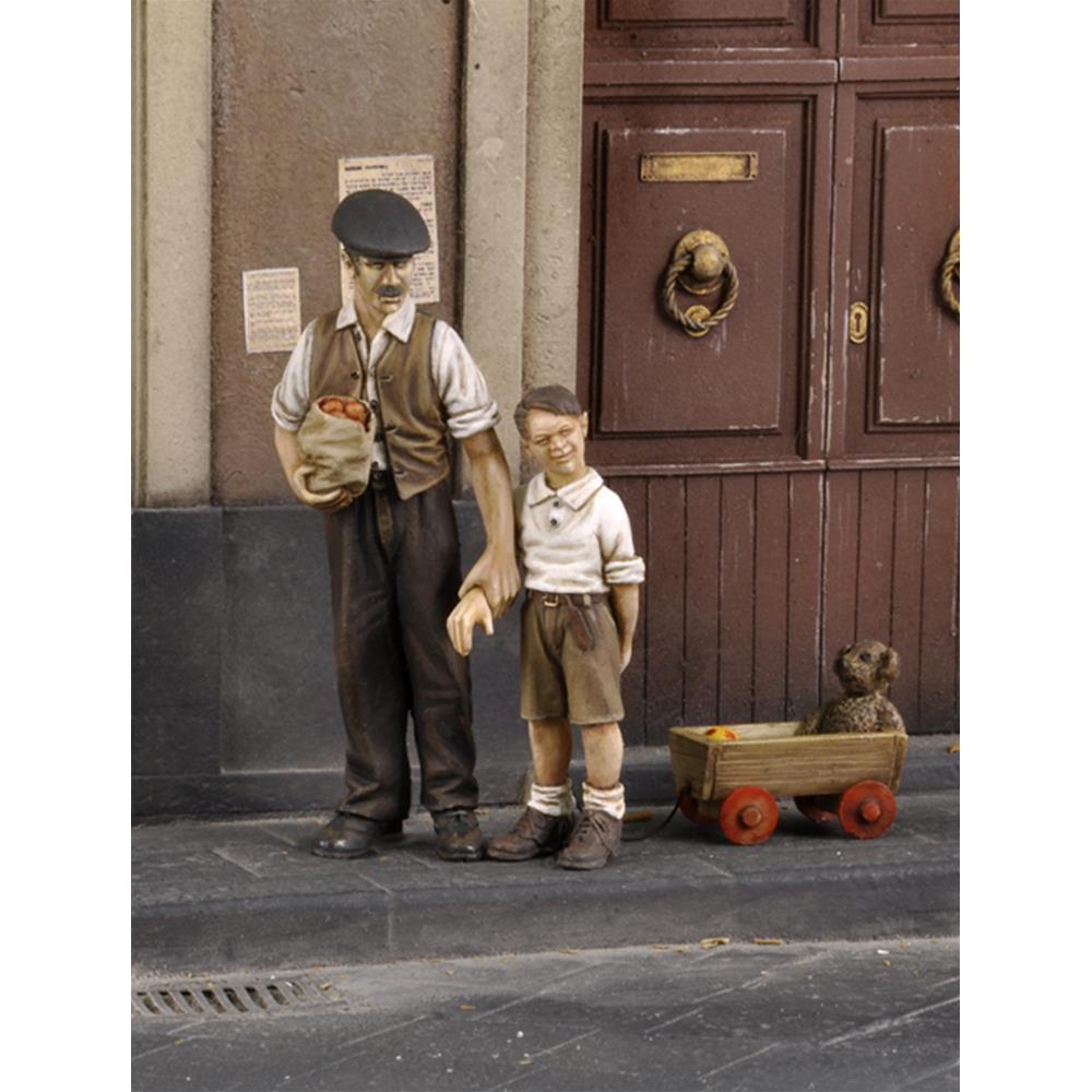 ROYAL: 1:35 Civilian Man with Child