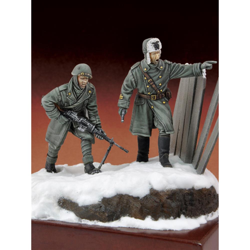 ROYAL: 1:35 Italian Infantryman & Officer (Russia 1944)