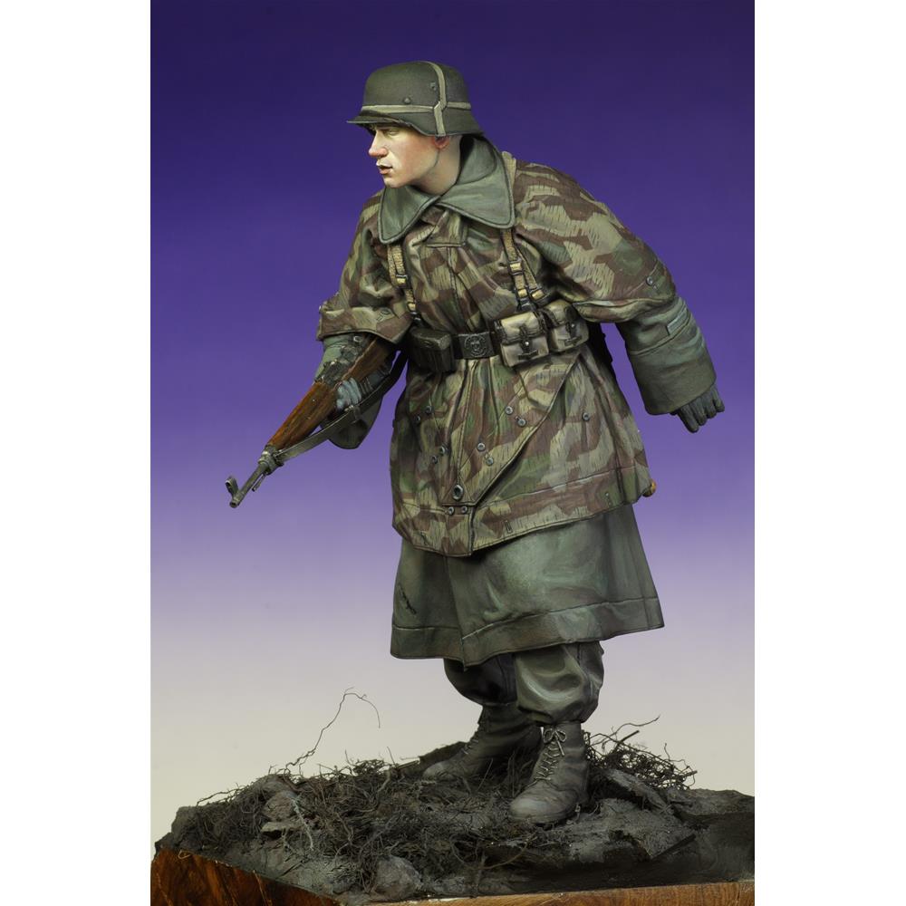 Alpine Miniatures: 1/16; a young Grenadier
