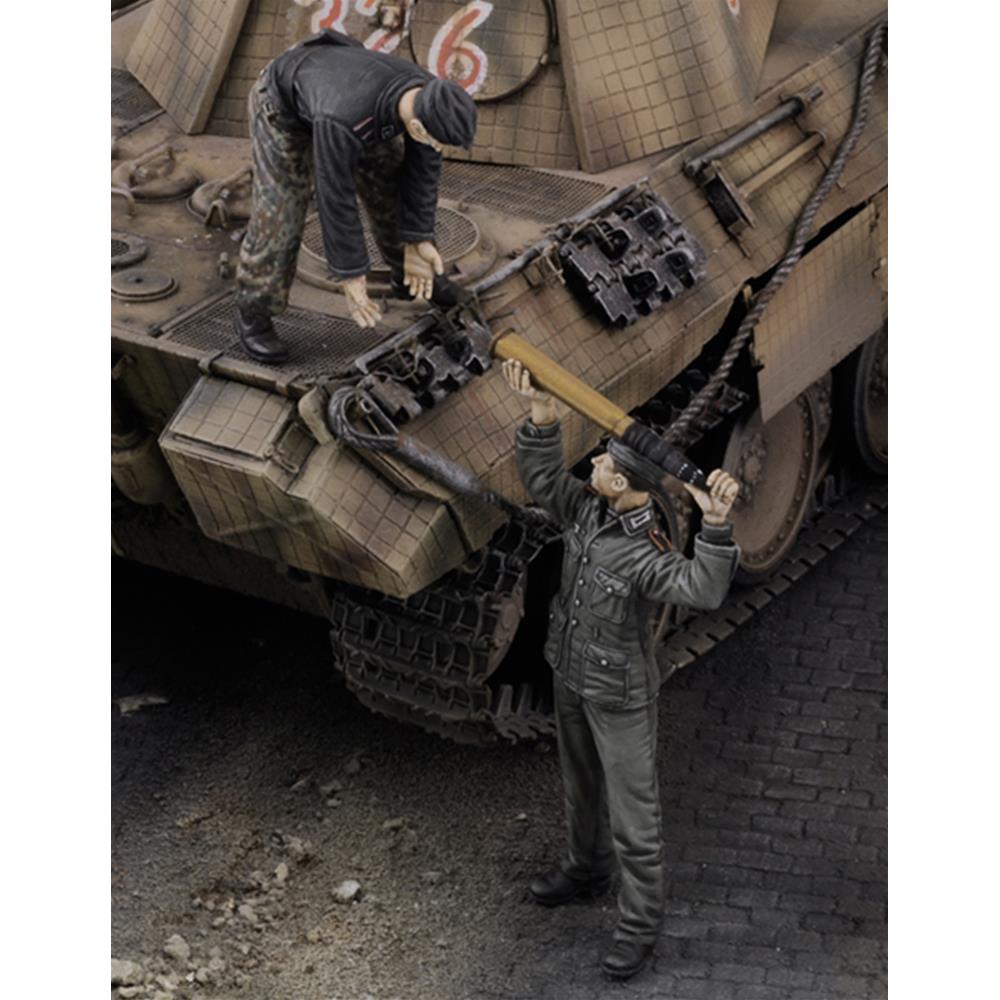 ROYAL: 1:35 German tankers loading-ammo