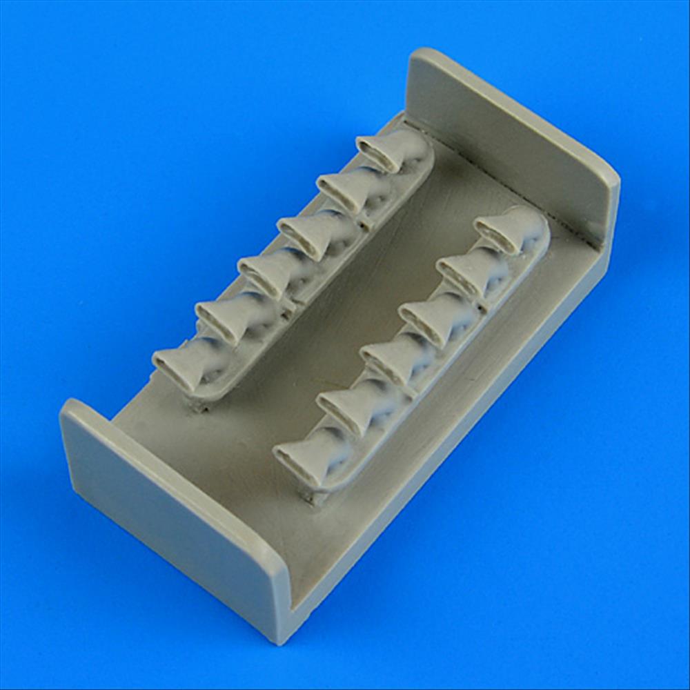 Quickboost: 1:48 P-40M KITTY HAWK EXHAUST