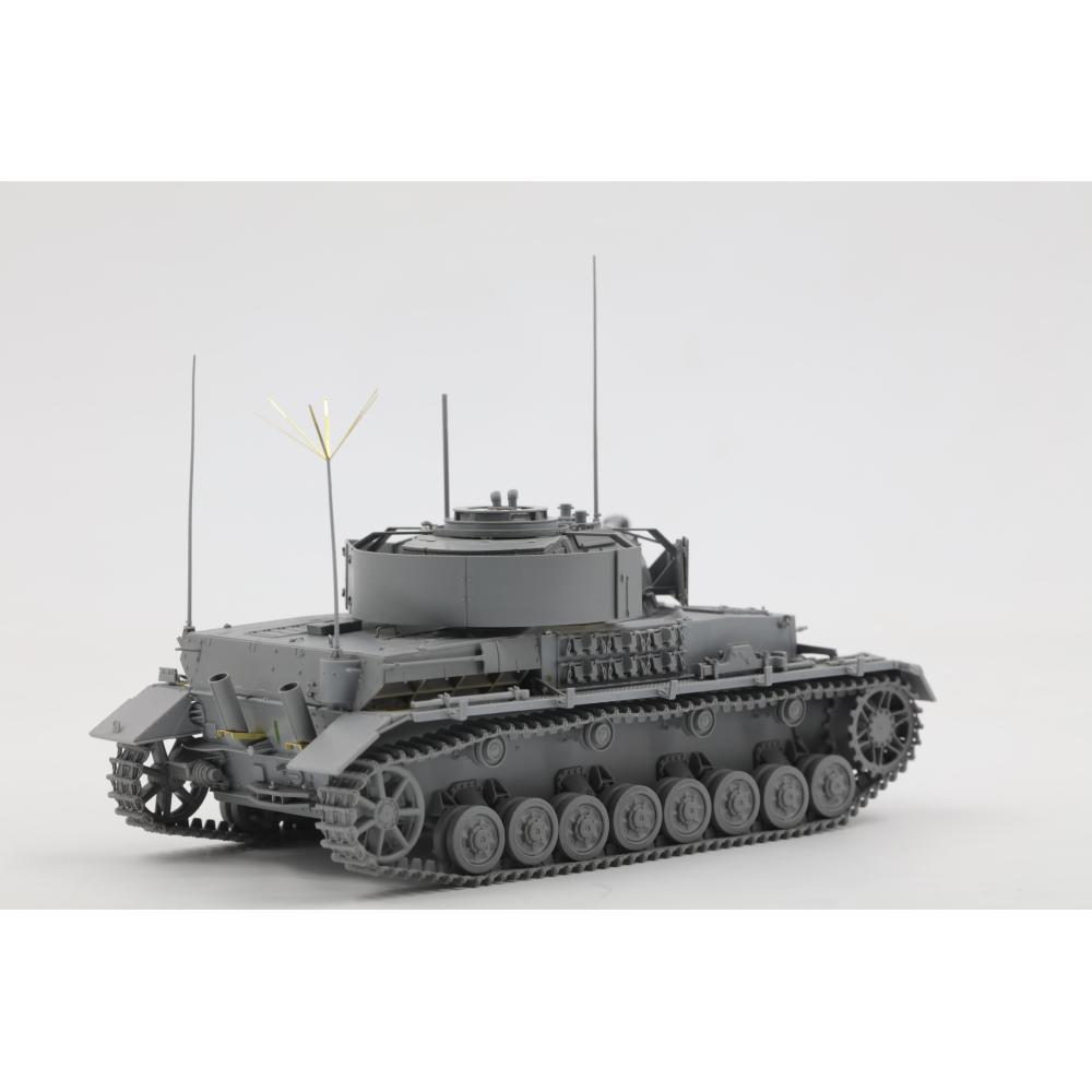 BORDER MODEL: 1/35; PANZER Beob.Wg.IV Ausf.J (completo di 2 figurini, carrista e fante )