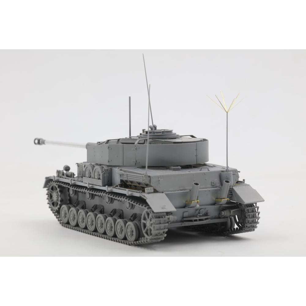 BORDER MODEL: 1/35; PANZER Beob.Wg.IV Ausf.J (completo di 2 figurini, carrista e fante )