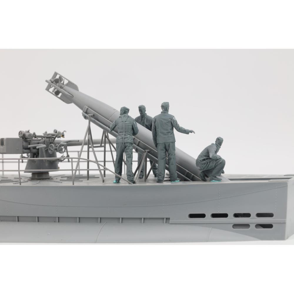 BORDER MODEL: 1/35; German Submariners & Commanders loading
