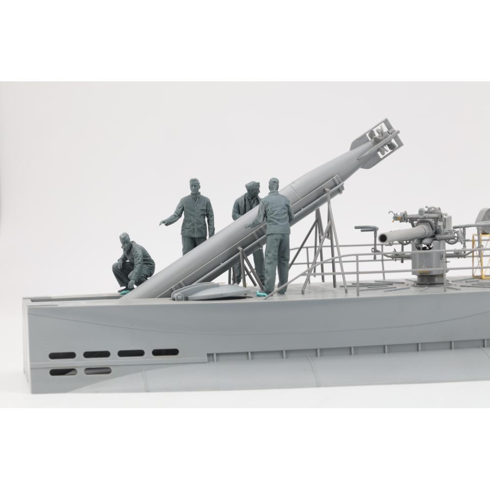 BORDER MODEL: 1/35; German Submariners & Commanders loading