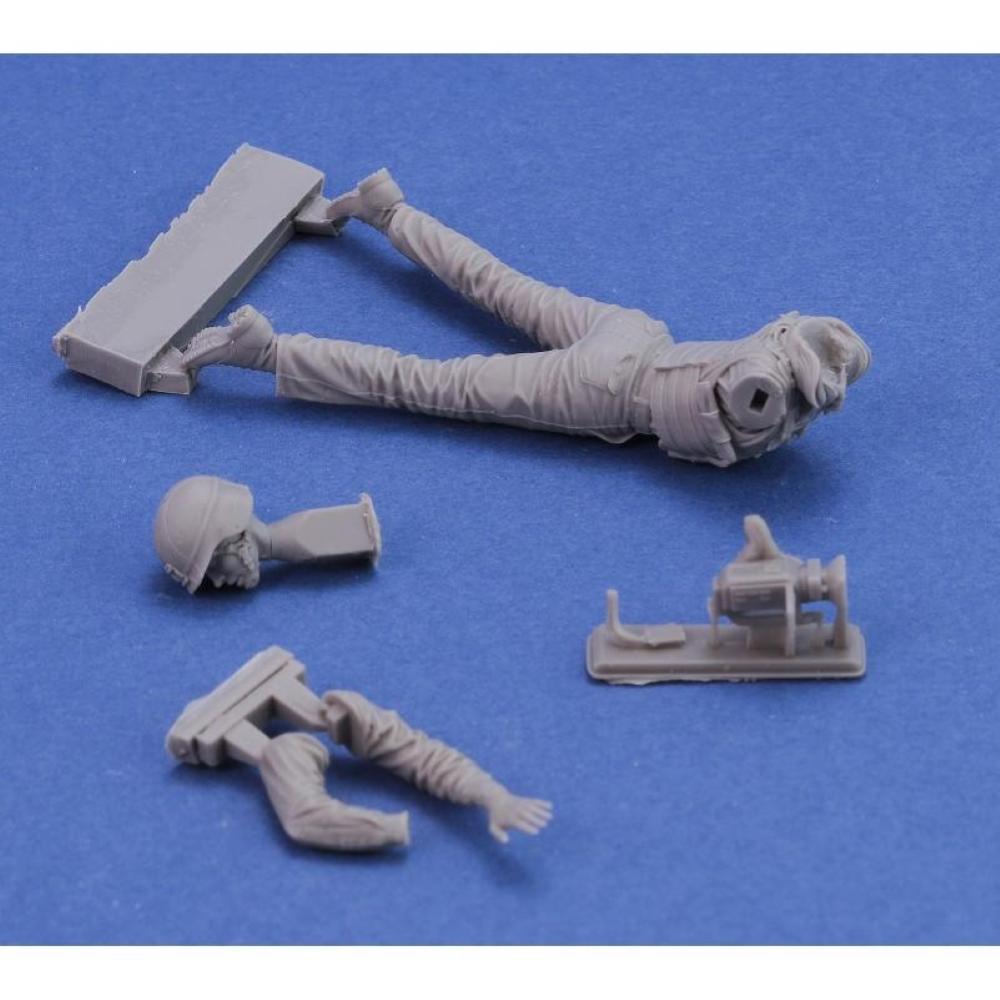 Royal Model: 1/35; War Reporter 