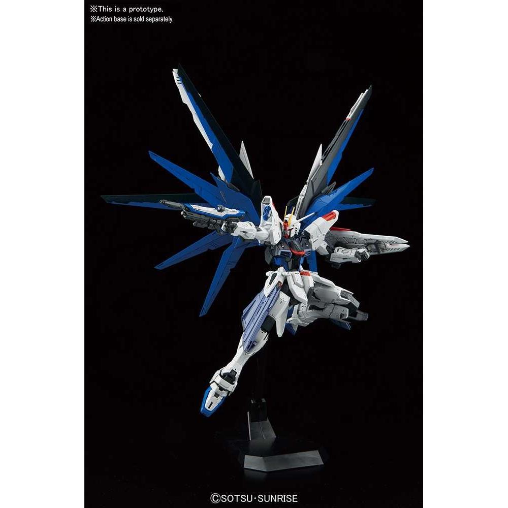 BANDAI: MG Gundam Freedom Z.A.F.T. mobile Suitr ZGMF-X10A Ver 2.0 1/100