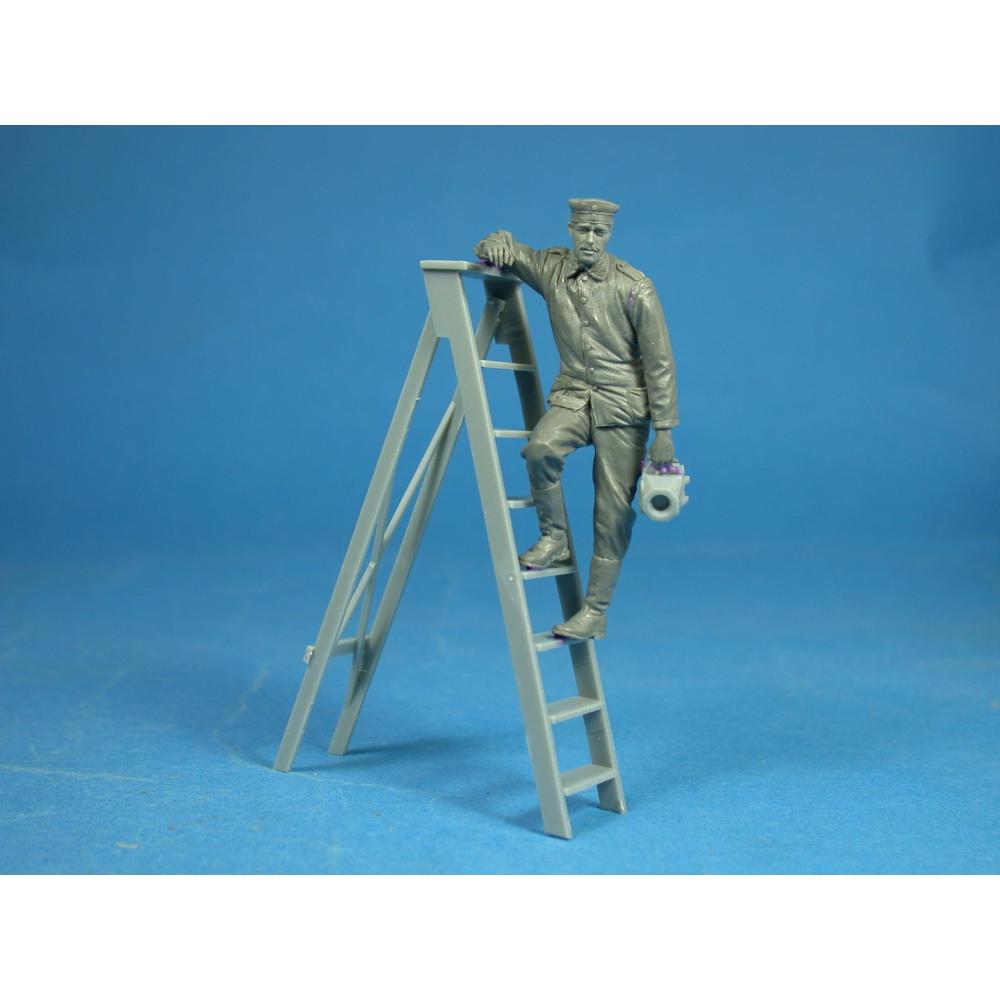Copper State Models: 1/32; German ground crewman N.1