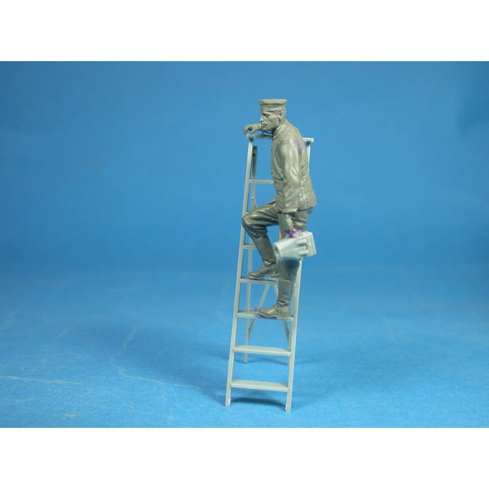 Copper State Models: 1/32; German ground crewman N.1