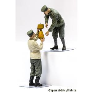 Copper State Models: 1/32; German aerodrome personnel bomb loading