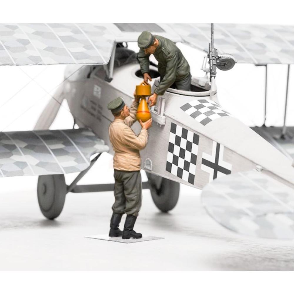 Copper State Models: 1/32; German aerodrome personnel bomb loading