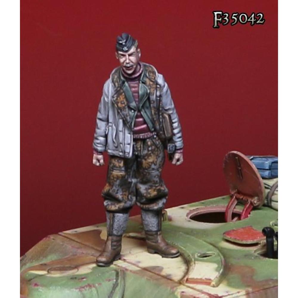 Darius Miniatures: 1:35; German WSS Crewman #2