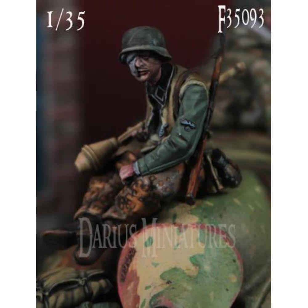 Darius Miniatures: 1:35; German WSS Grenadier 2