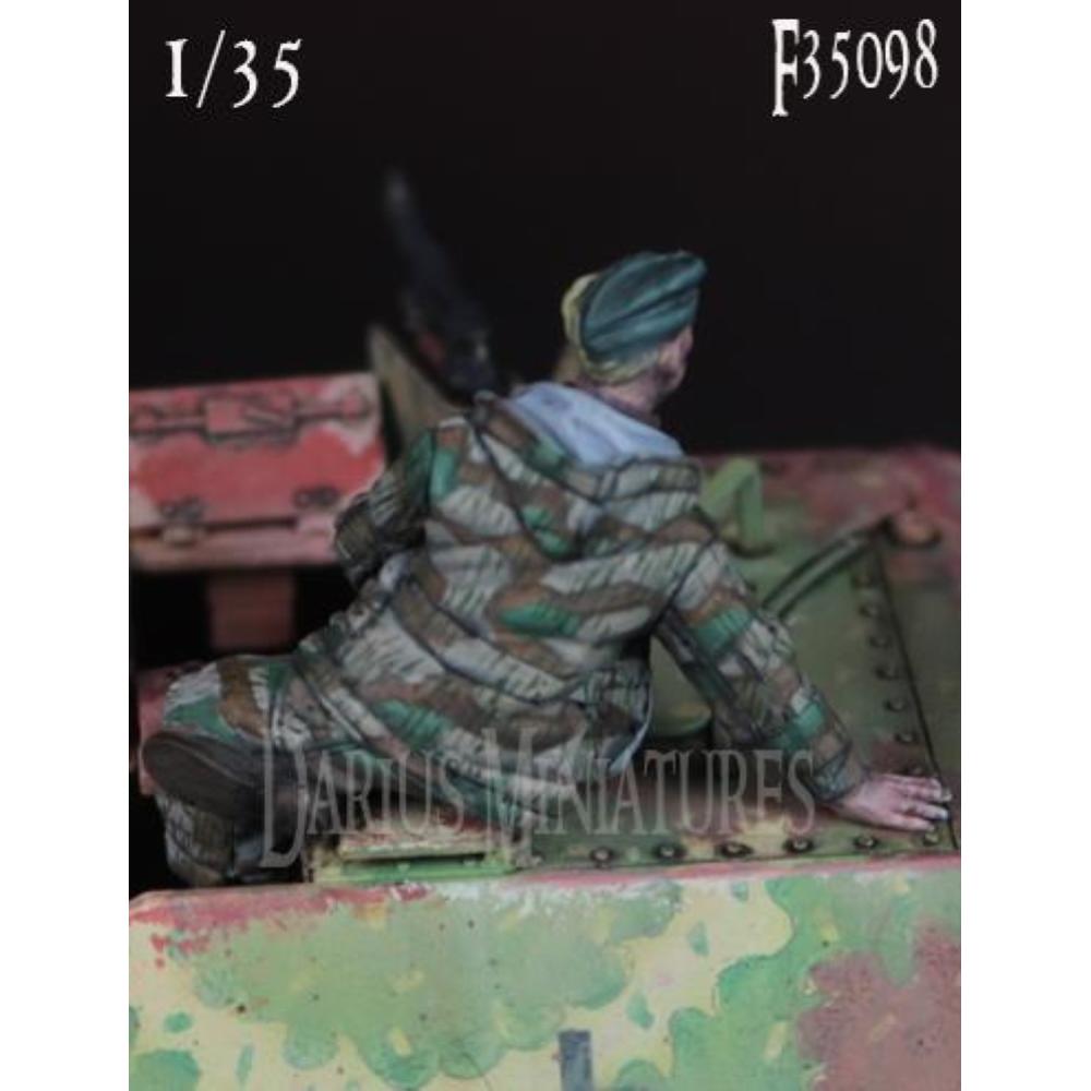 Darius Miniatures: 1:35; Wehrmacht Hetzer Crewman