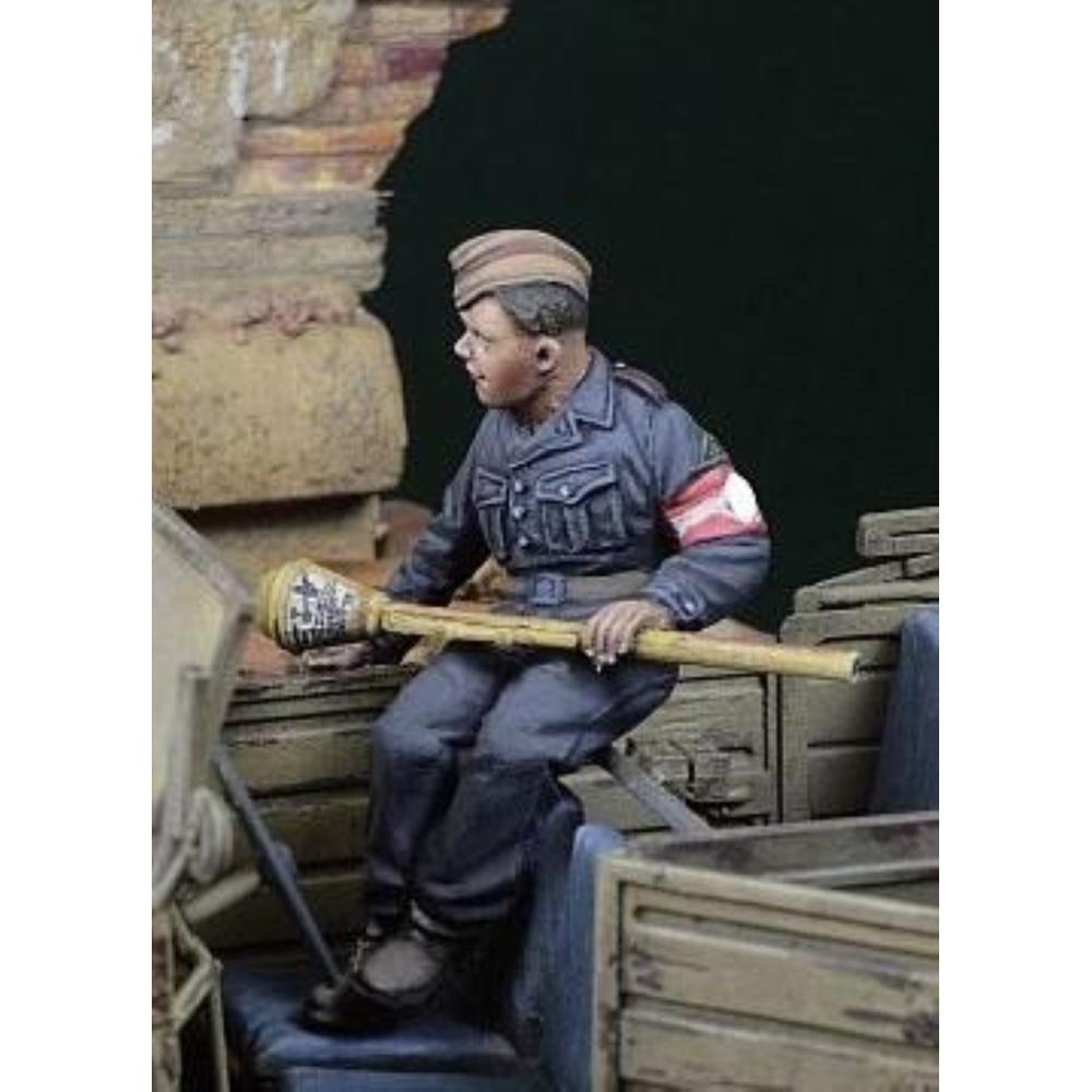 D-DAY miniatures: 1:35; Hitlerjugend Boy with Panzerfaust - Germany 1945