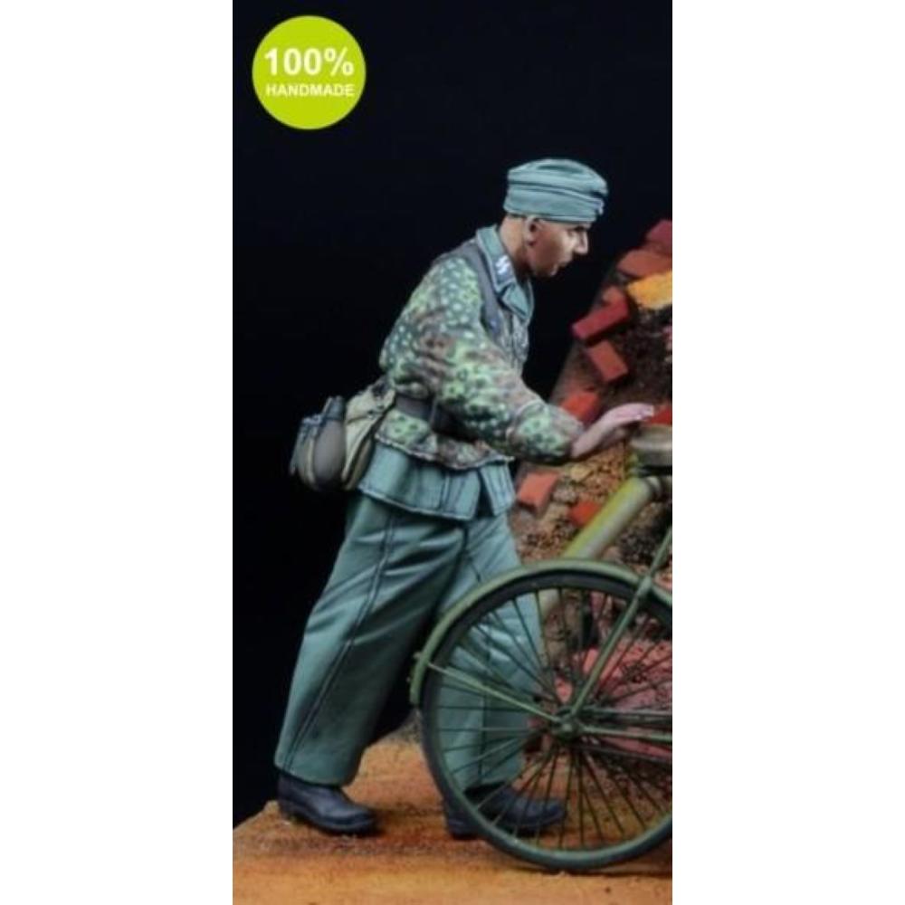 D-DAY miniatures: 1:35; Waffen-SS soldier pushing #2 1942-45