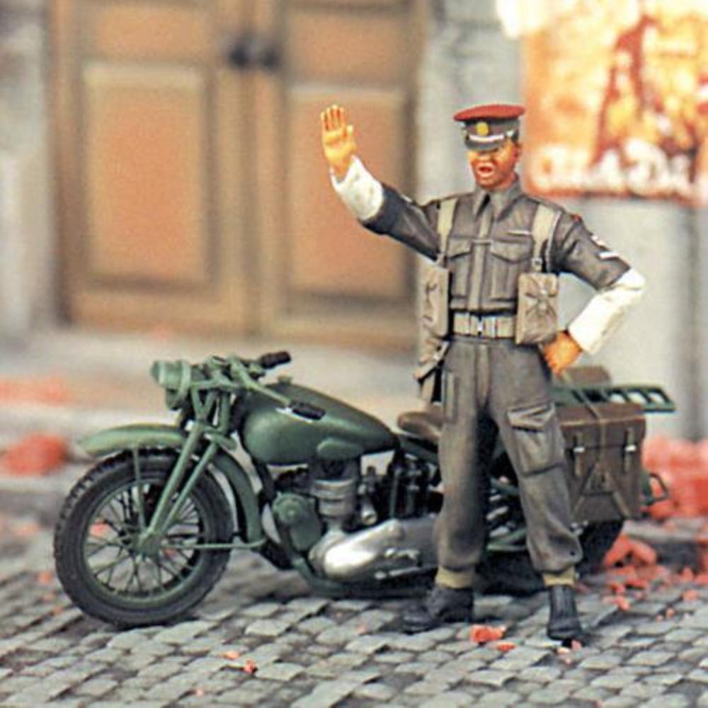 SOL MODEL: 1:35; Triumph Motorcycle & British MP
