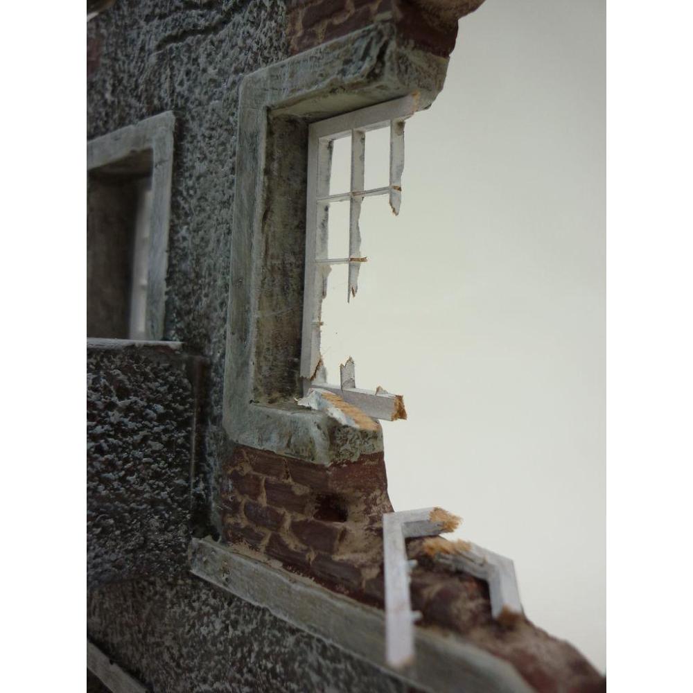 RT-DIORAMA: 1:35; Damaged Village House
