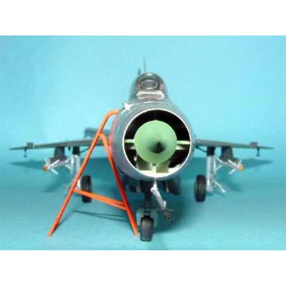 TRUMPETER: 1:32 Mikoyan-Gurevich MiG-21 F-13 Fishbed