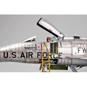 TRUMPETER: 1:32 North American F-100D Super Sabre