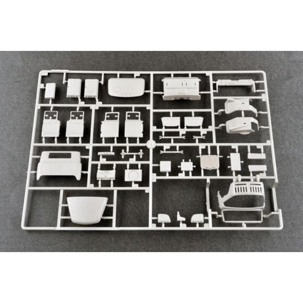 TRUMPETER: 1/35 Russian 9P138 BM-21 GRAD on Zil-131