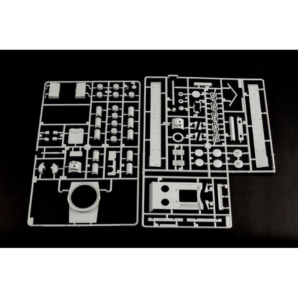 TRUMPETER: 1:35 KV-8