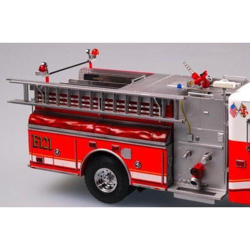 TRUMPETER: 1:24 American LaFrance Eagle Fire pumper 2002